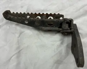 38w-27412-00 Yamaha Tri-z 250 Footrest L/h 1985-86 Used Oem Part
