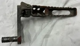 38w-27422-00 Yamaha Tri-z 250 Footrest R/h 1985-86 Used Oem Part 38w-27422-00 Yamaha Tri-z 250 Footrest R/h 1985-86 Used Oem Part
